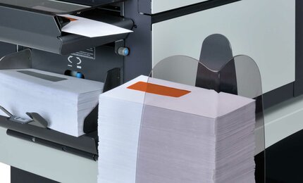 Automatische Kuvertzuführung und seitlicher Briefauswurf